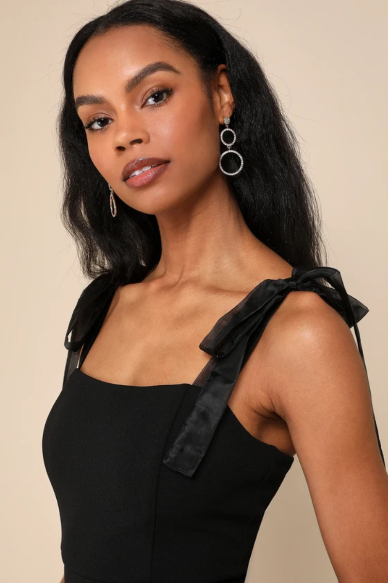 Vestido Midi Elegante con Tirantes Decorativos y Abertura Lateral