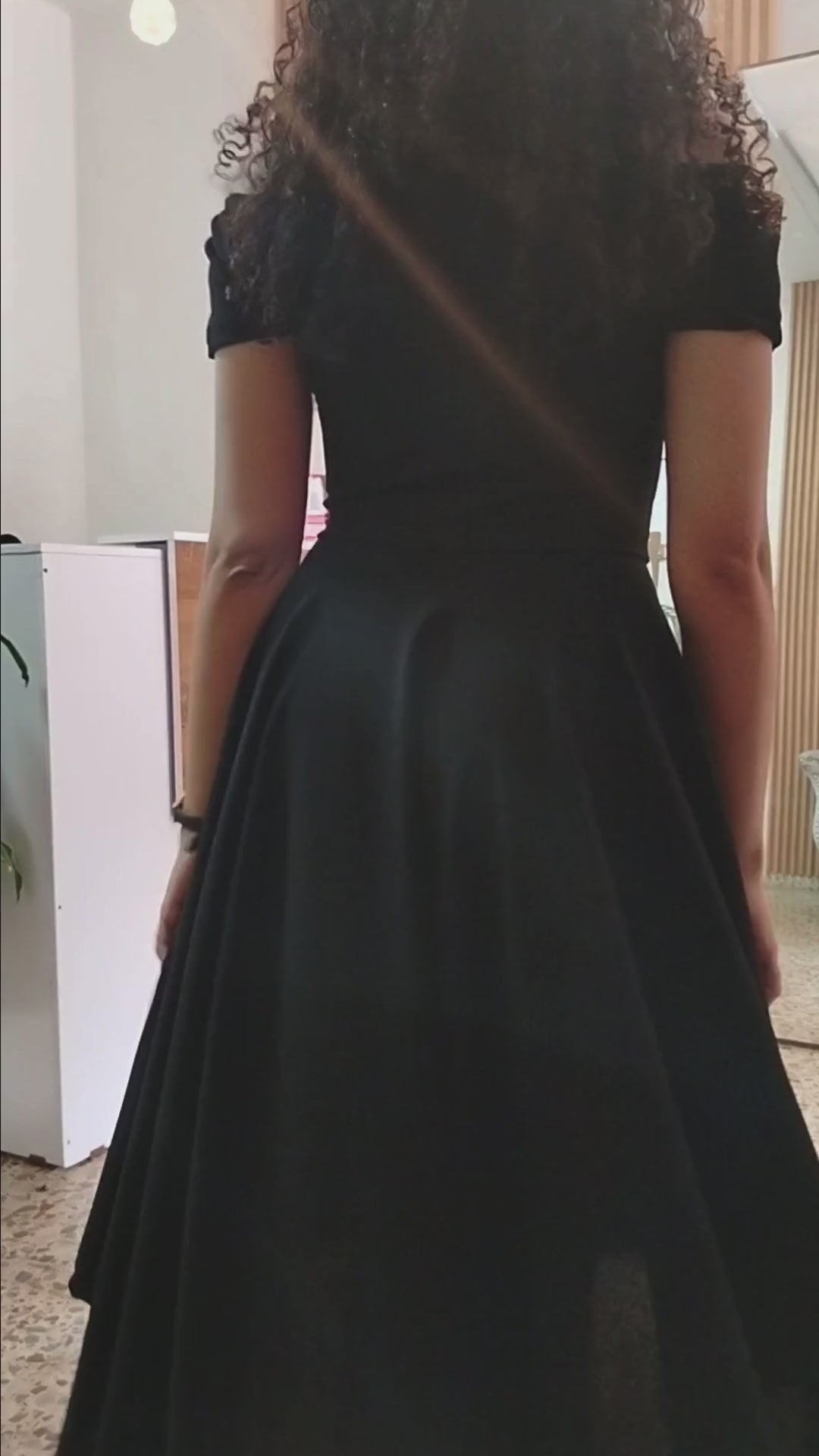 Vestido Cola de Pato Cuello Bandeja Falda Asimétrica