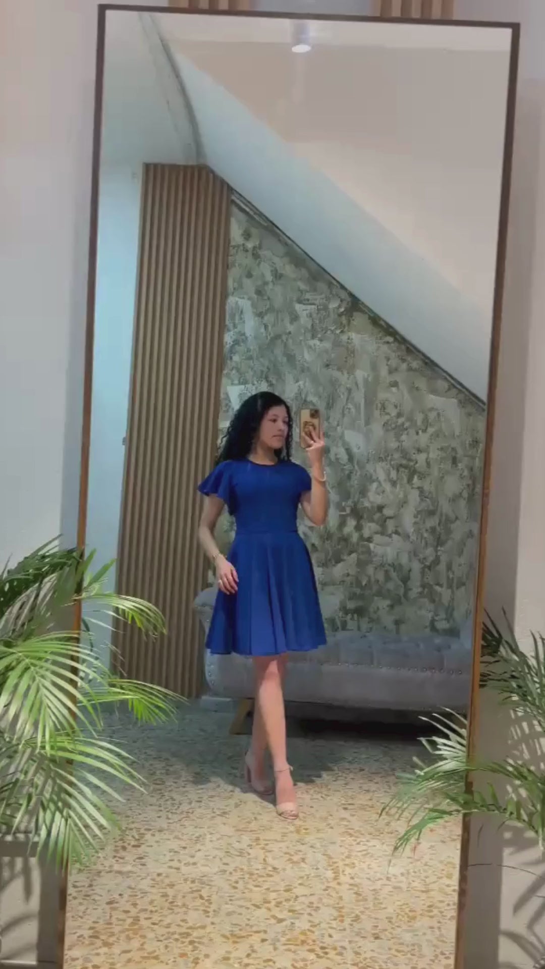 Vestido Corto Femenino con Manga Suelta y Silueta Estilizada