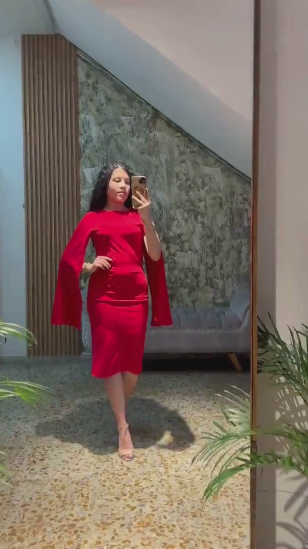 Vestido Midi Elegante de mangas tipo Capa y Corte Ajustado