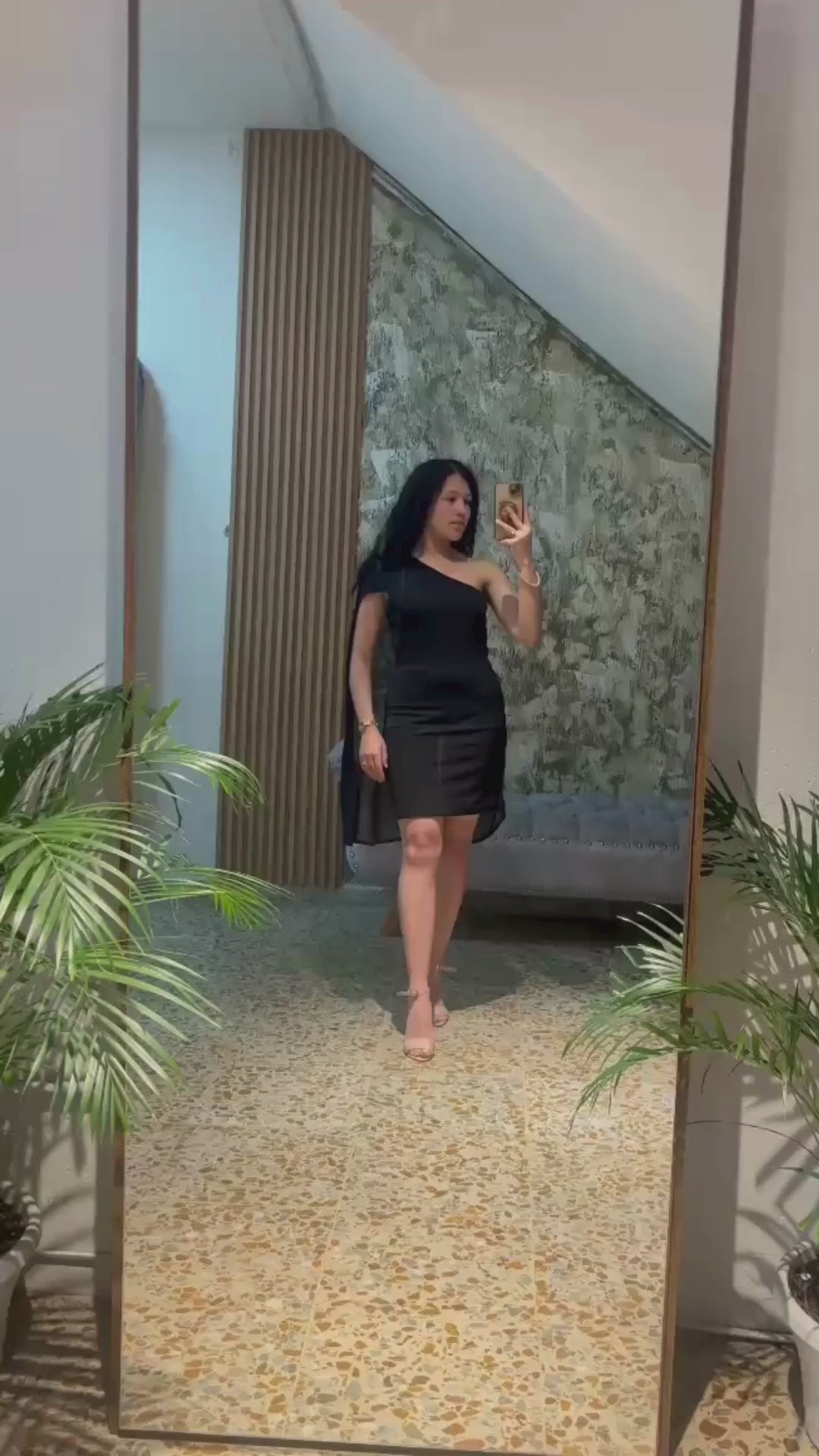 Vestido Asimétrico Con Capa Elegante